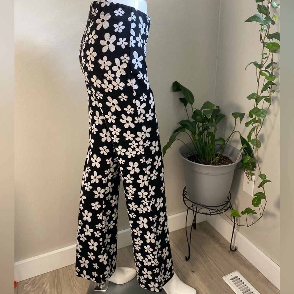 Urban Outfitters Bryn Pull-On Flare Pant Floral Black and White size S/P - Picture 5 of 11